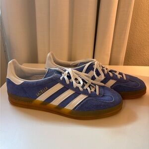 Adidas women’s Gazelle indoor sneaker in blue/white/gold